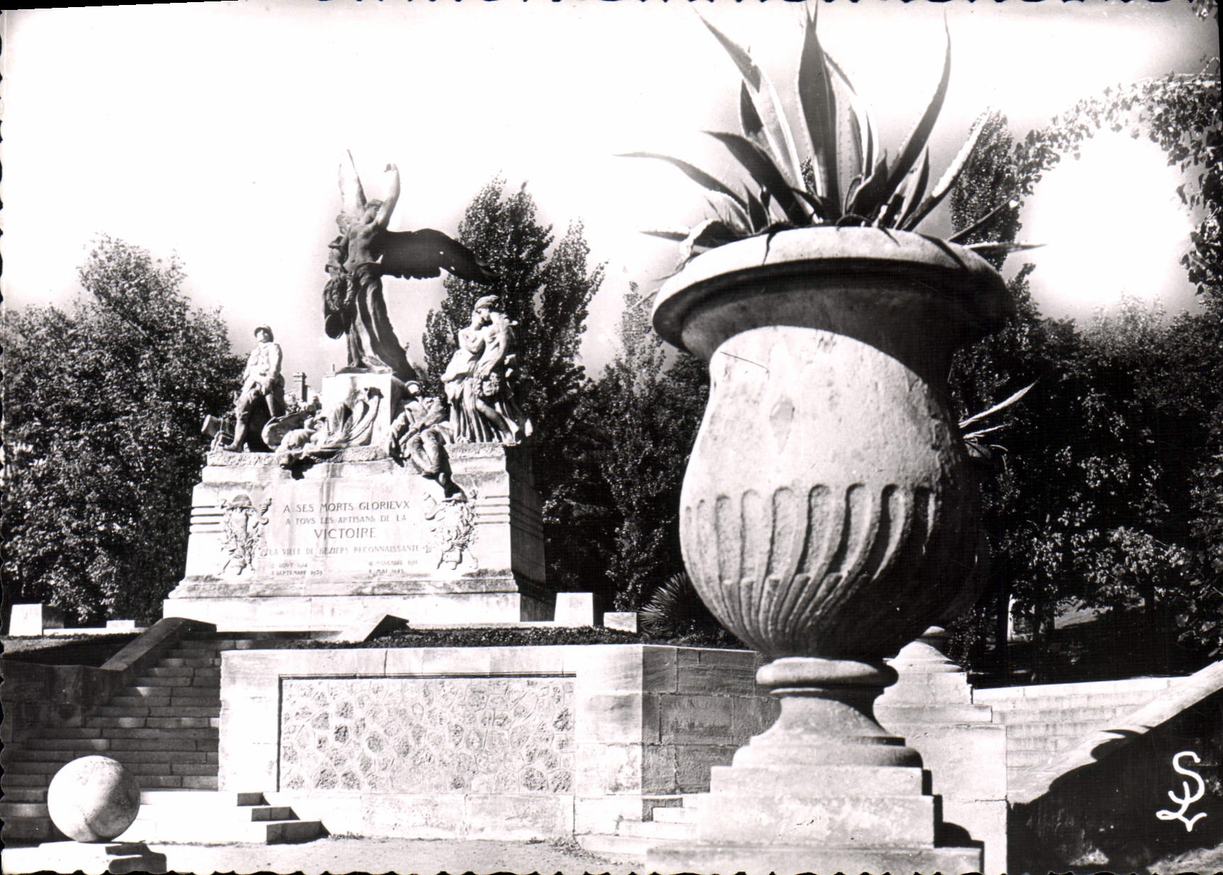 CPM Beziers Le Monument Aux Morts