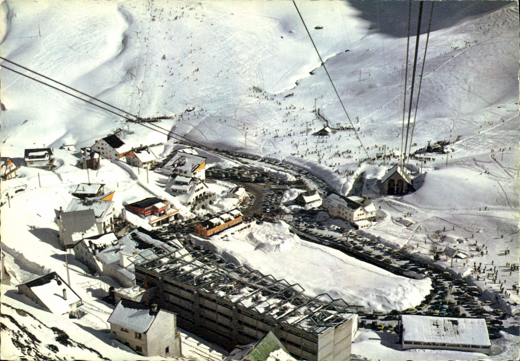 CPM Les Pyrenees Plaisirs de la Neige Sport d'Hiver La Mongie Vue generale de la Station