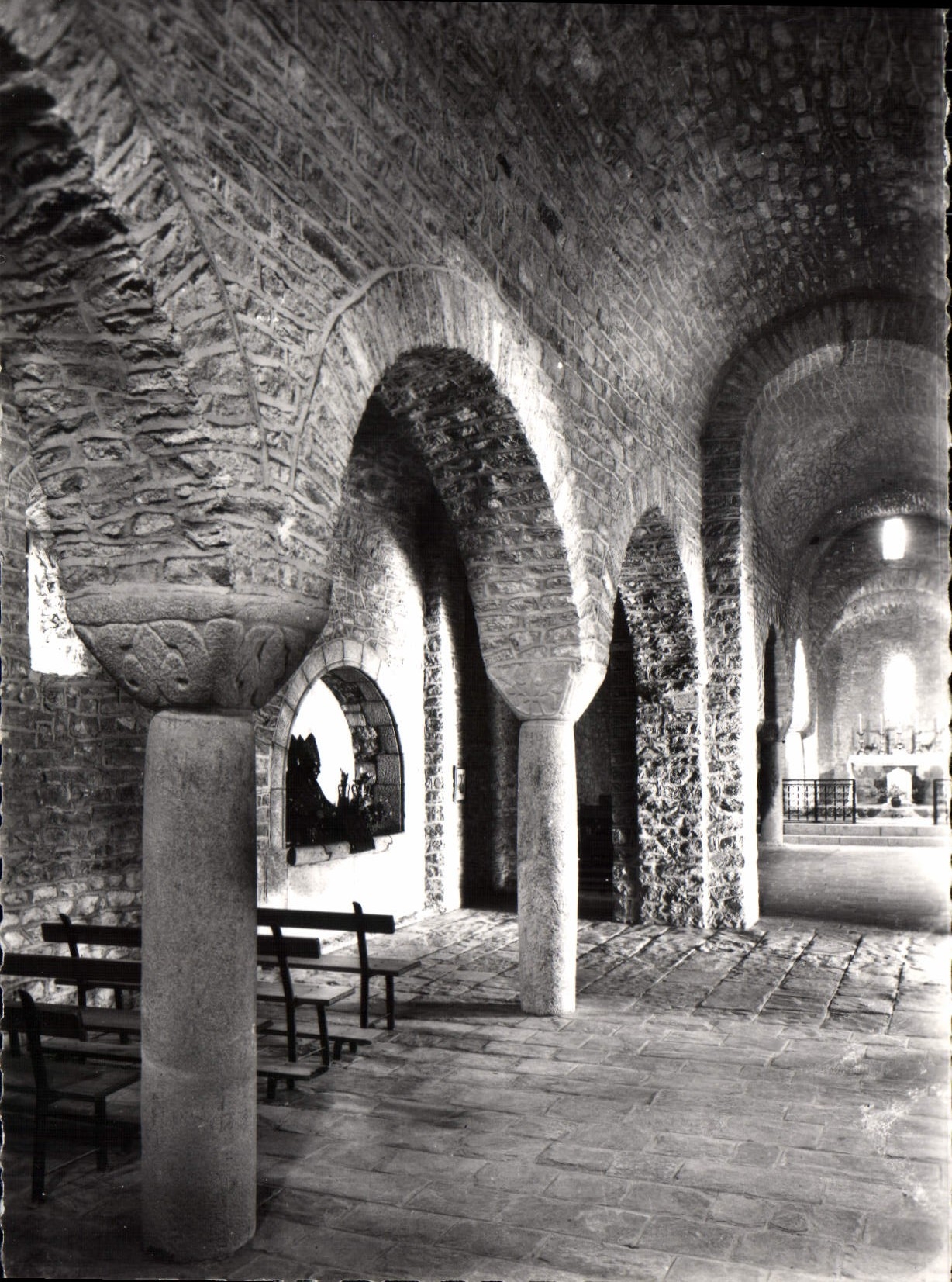 CPM Saint Martin du Canigou Eglise et Buste de Monseigneur de Carsalade du Pont