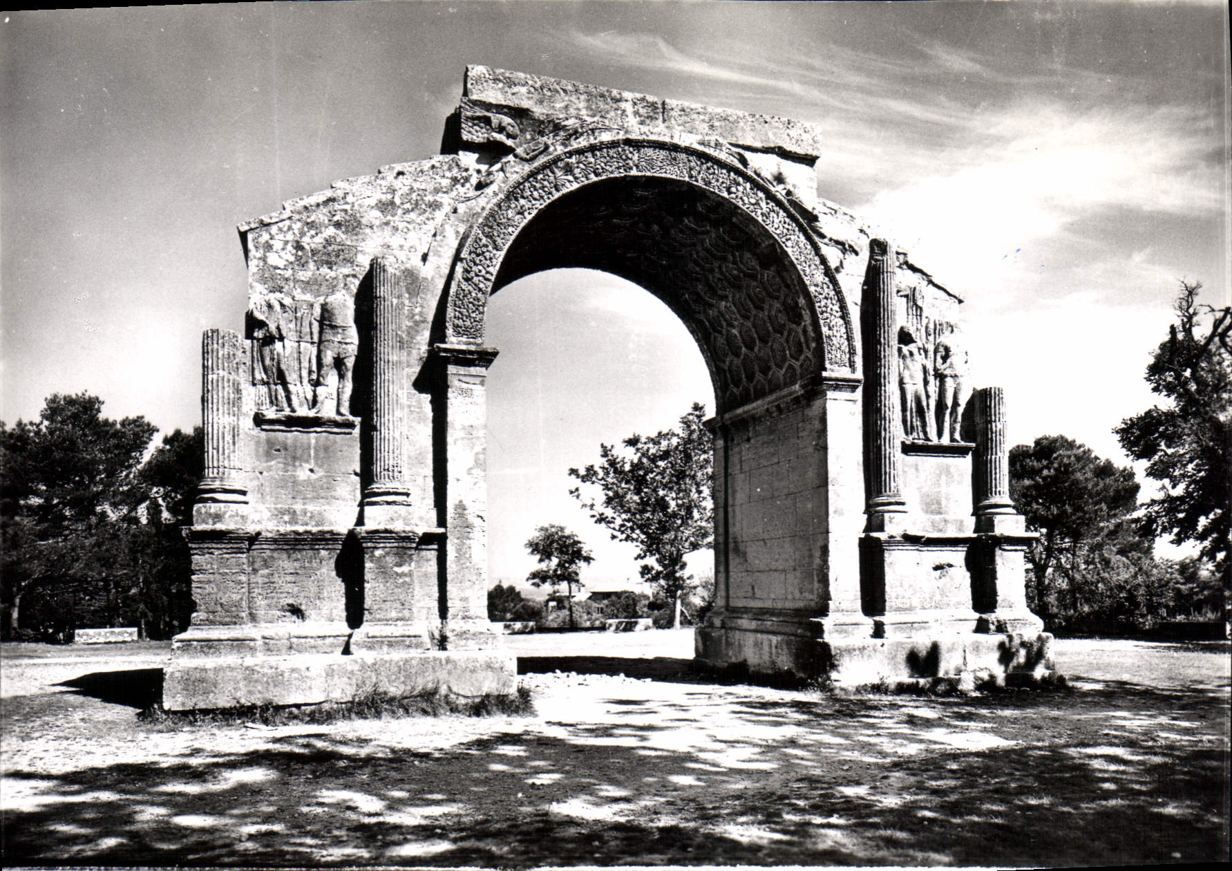 CPM Paysage De Provence Les Antiques a Saint Remy l'Arc de Triomphe