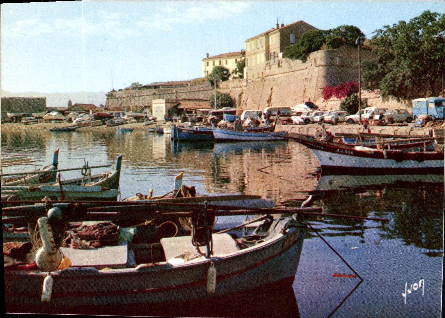 CPM Ajaccio Au Pied des Murailles de la Citadelle le Port Abri