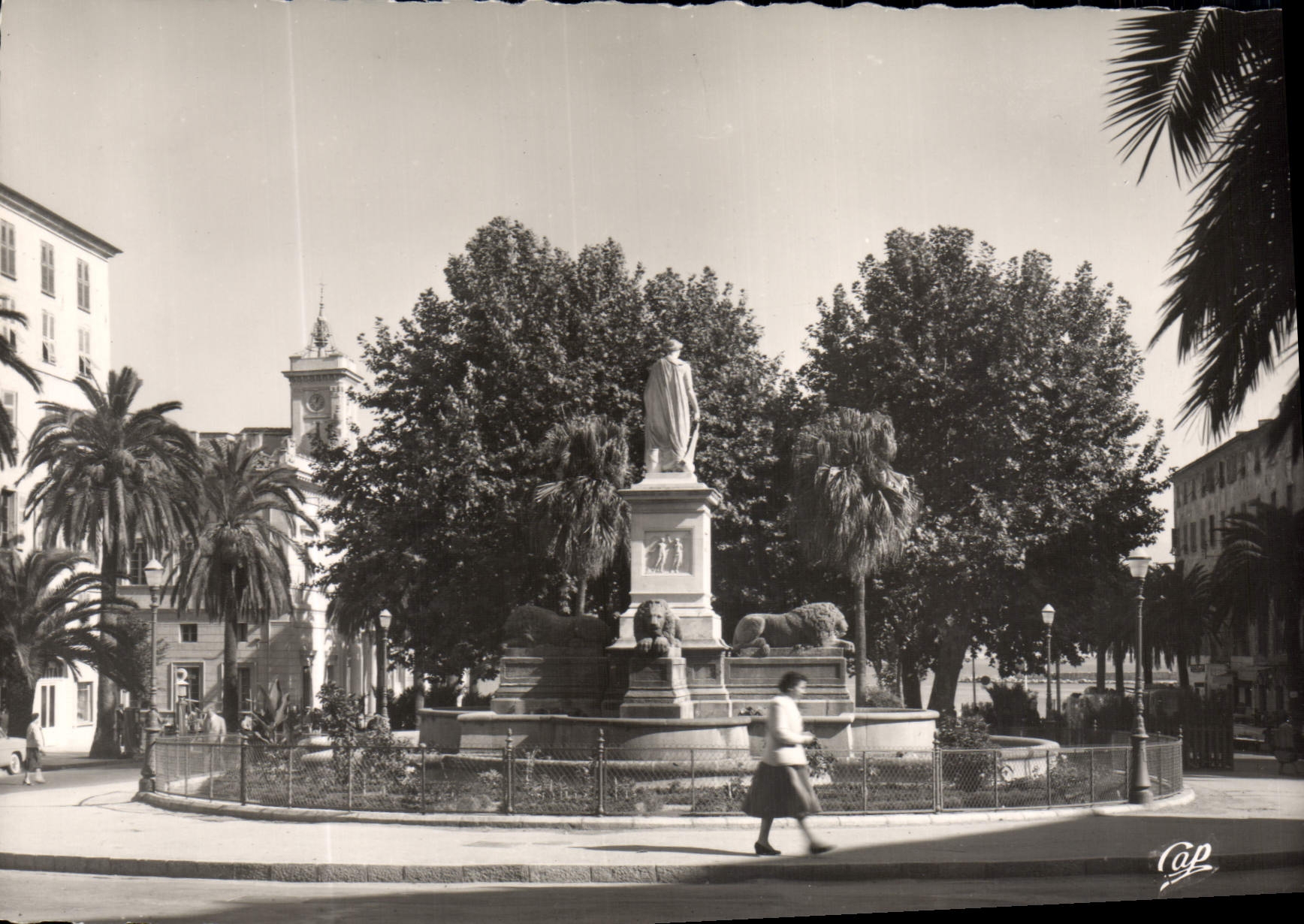 CPM Ajaccio Statue de Napoeant le Consul Place Foch