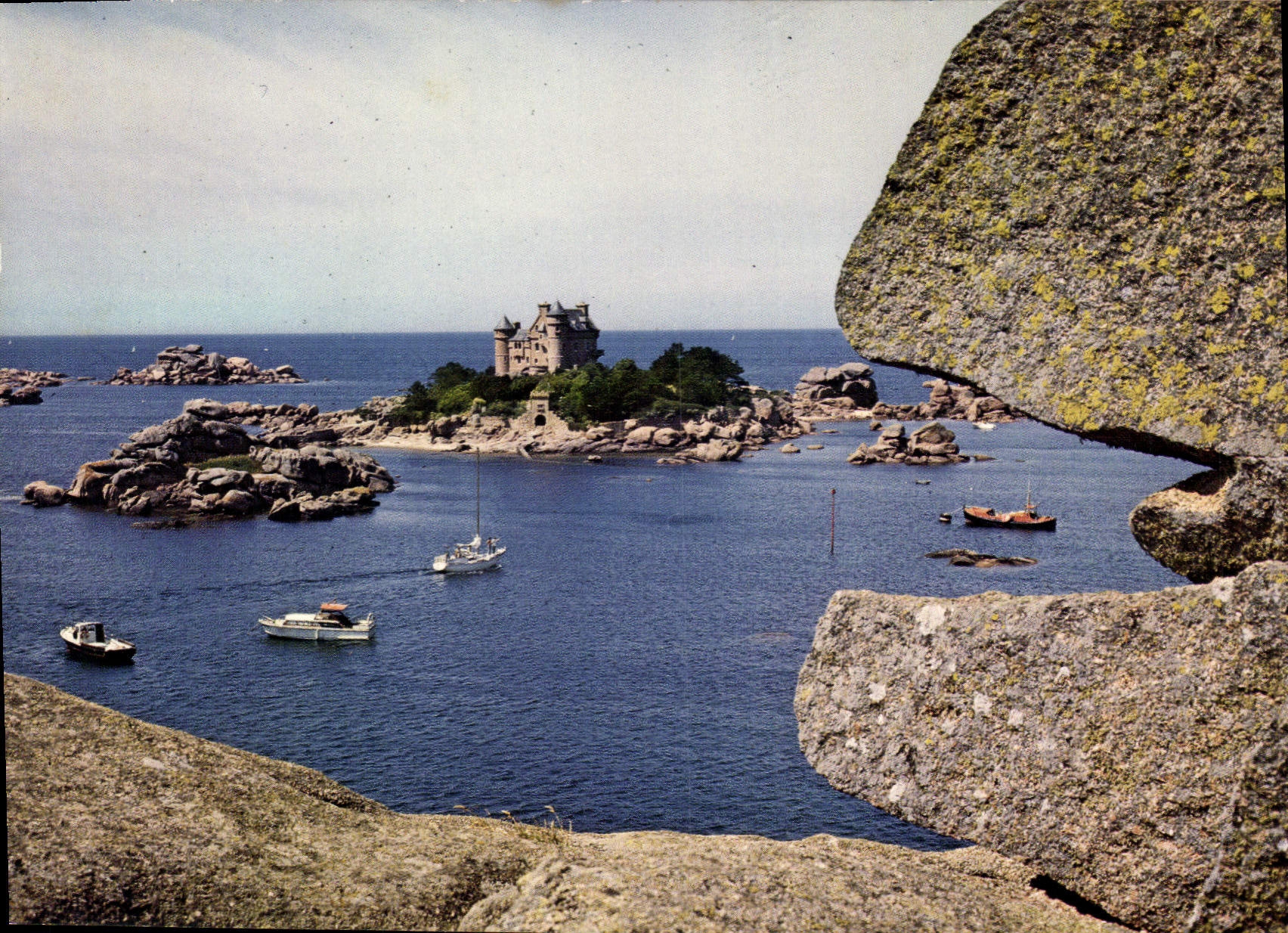 CPM La Cote De Granit Rose Le Chateau De Costaeres