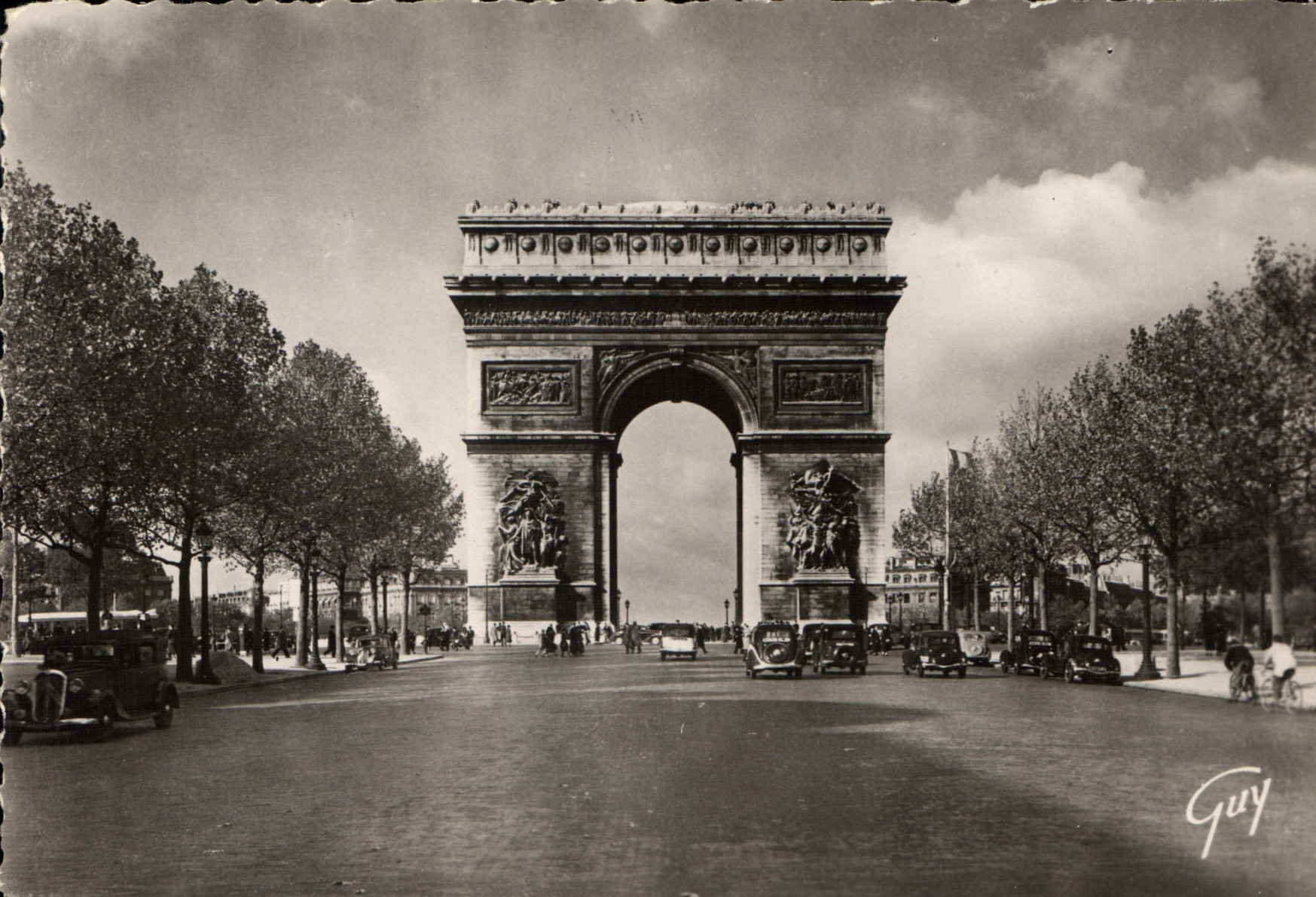 CPM Paris Et Ses Merveilles Avenue Des Champs Elysees