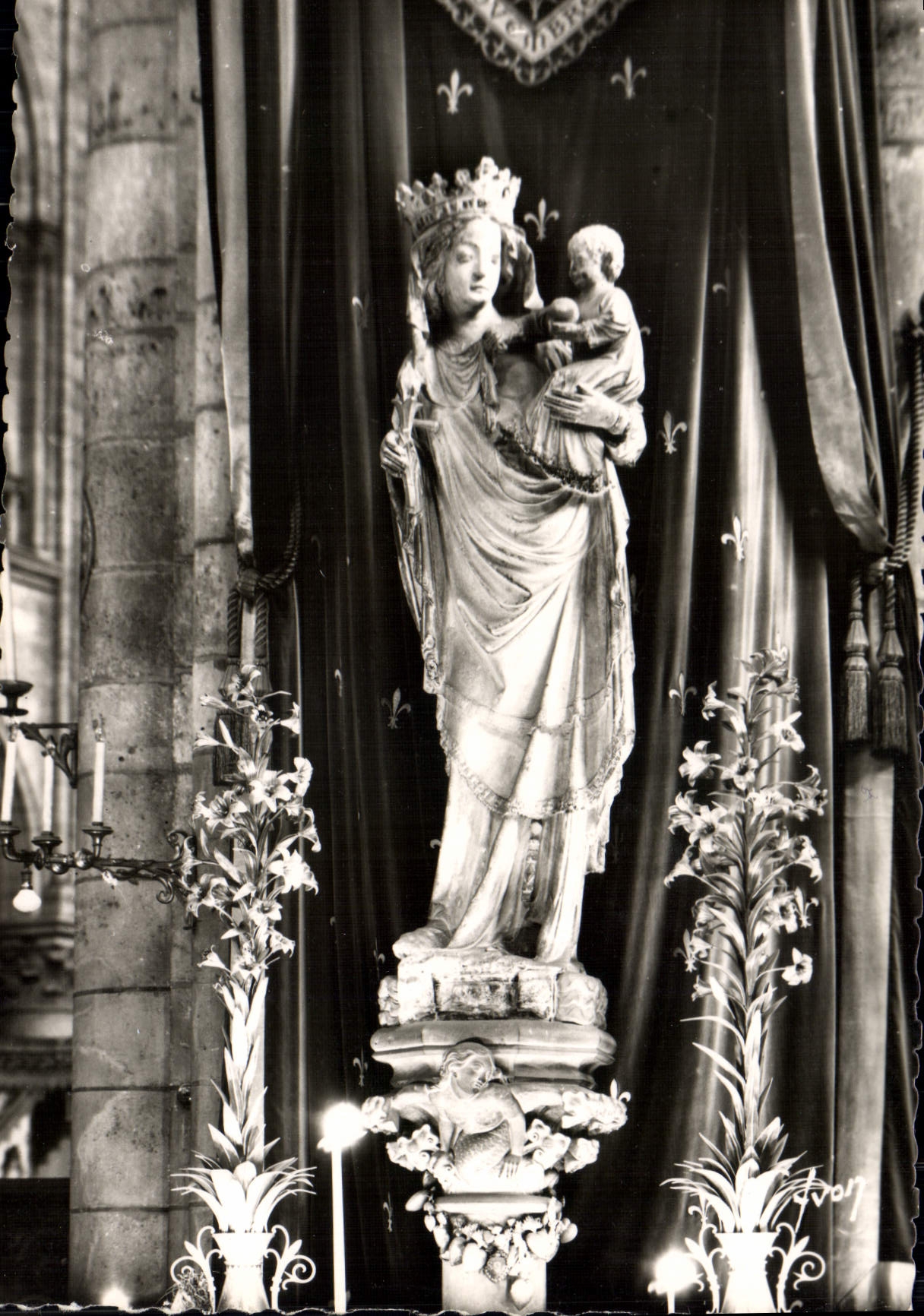 CPM Paris Et Flanant Cathedrale Notre Dame Statue