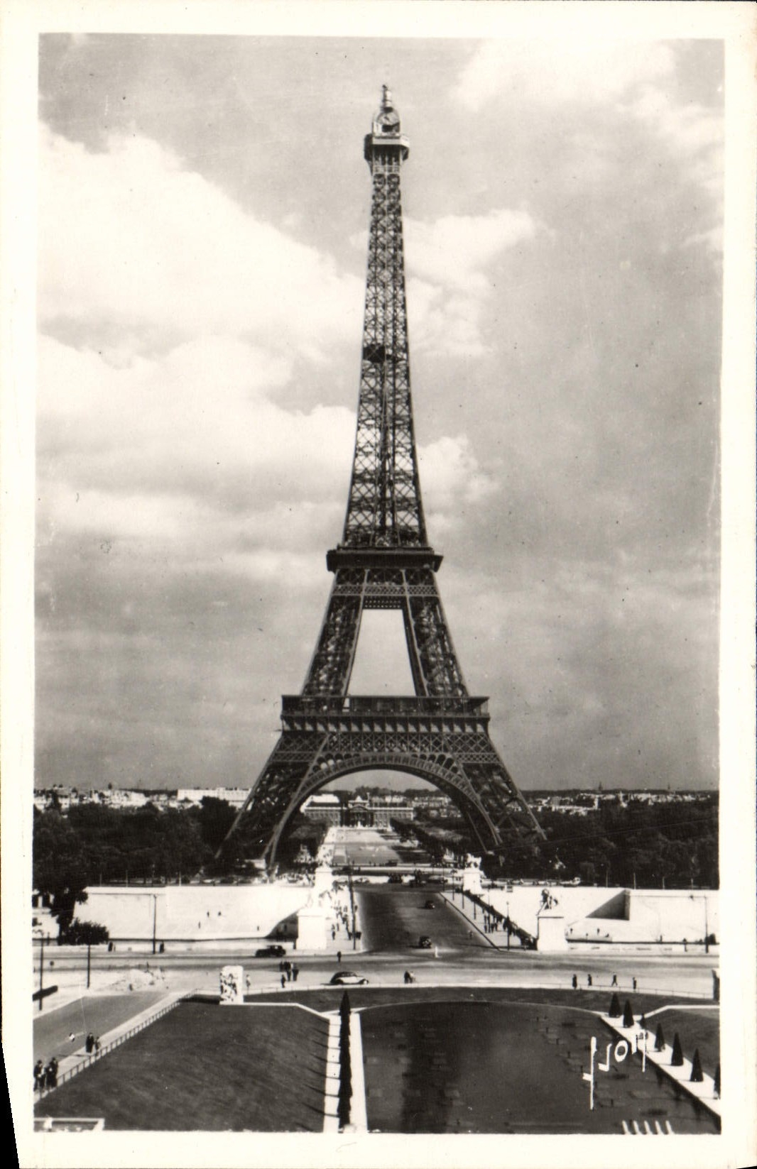 CPA Paris En Flanant La Tour Eiffel