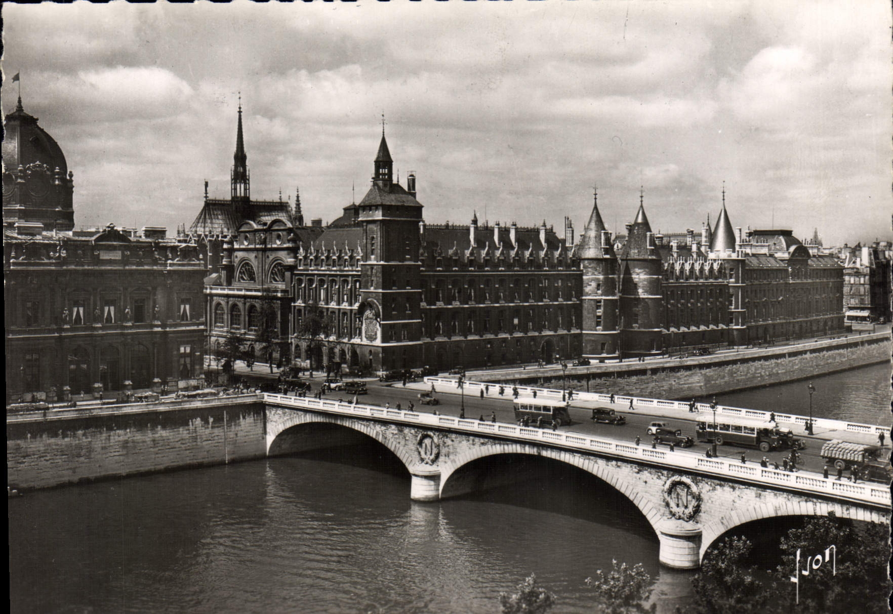 CPM Paris En Flanant Le Palais De Justice Et Le Pont Au Change
