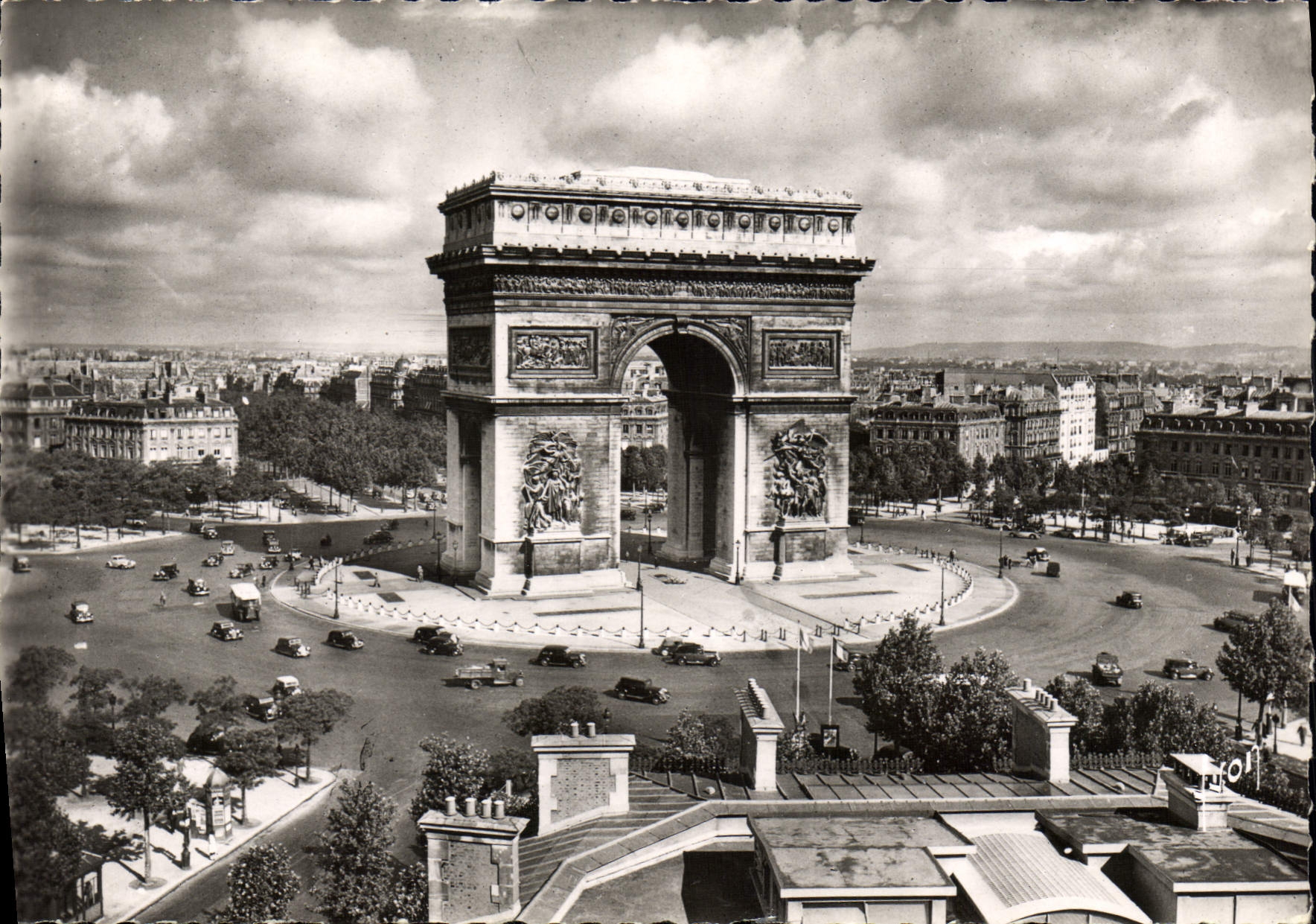 CPM Paris En Flanant L'Arc De Triomphe Et Place De I'Etoile