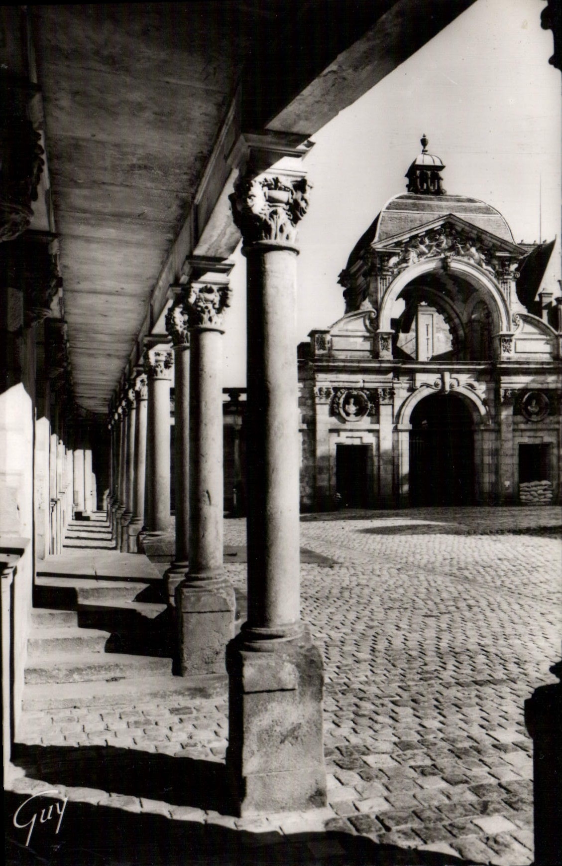 CPSM Fontainebleau Le Palais Cour Ovale Et Porte Dauphine