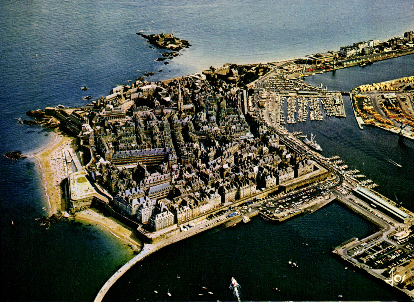 CPSM Saint Malo Vue Generale Sur La Cite Entouree D'Eau