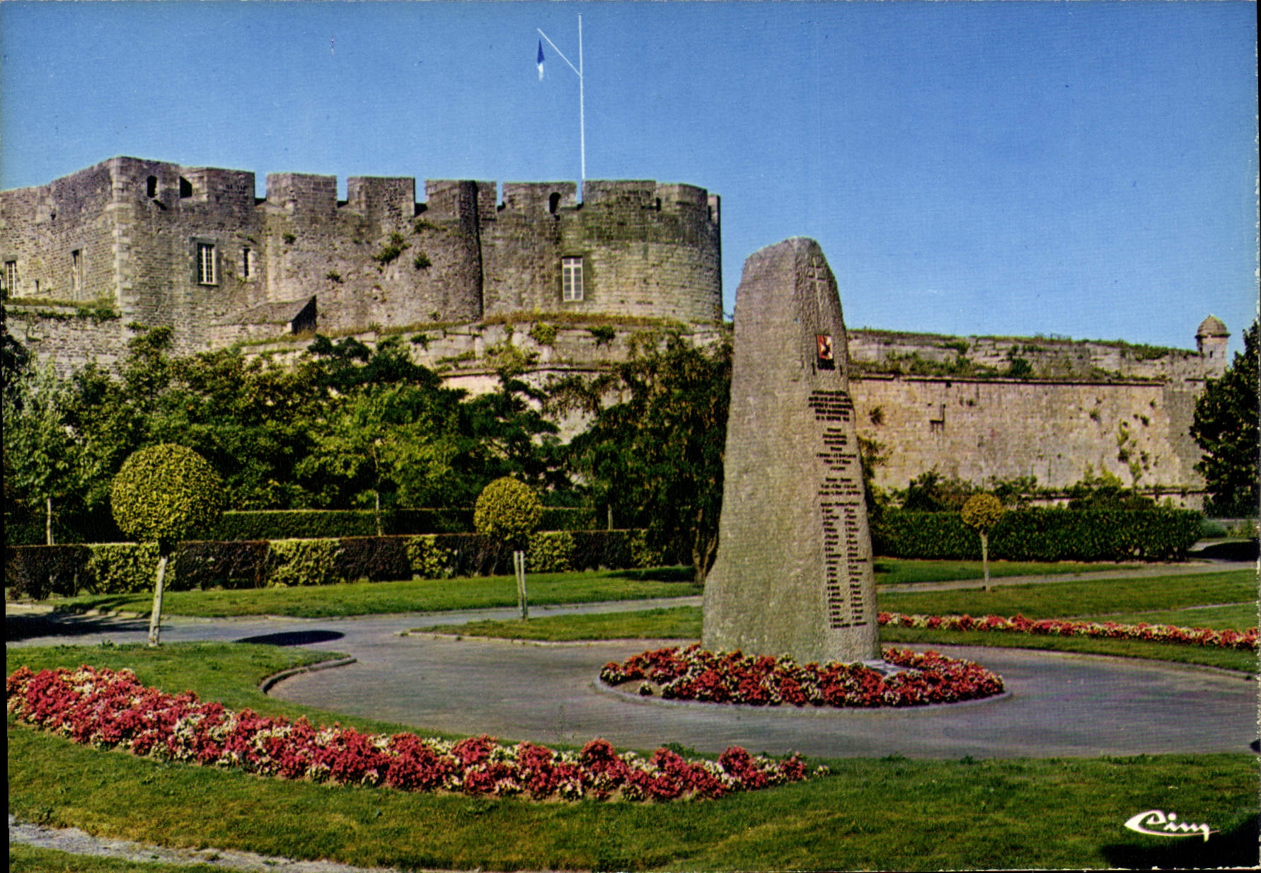 CPSM Brest Une partie Du Chateau Et Le Monument