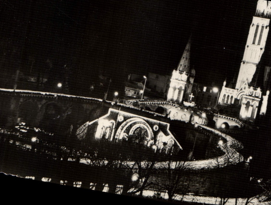 CPSM Lourdes La Basilique Illuminee