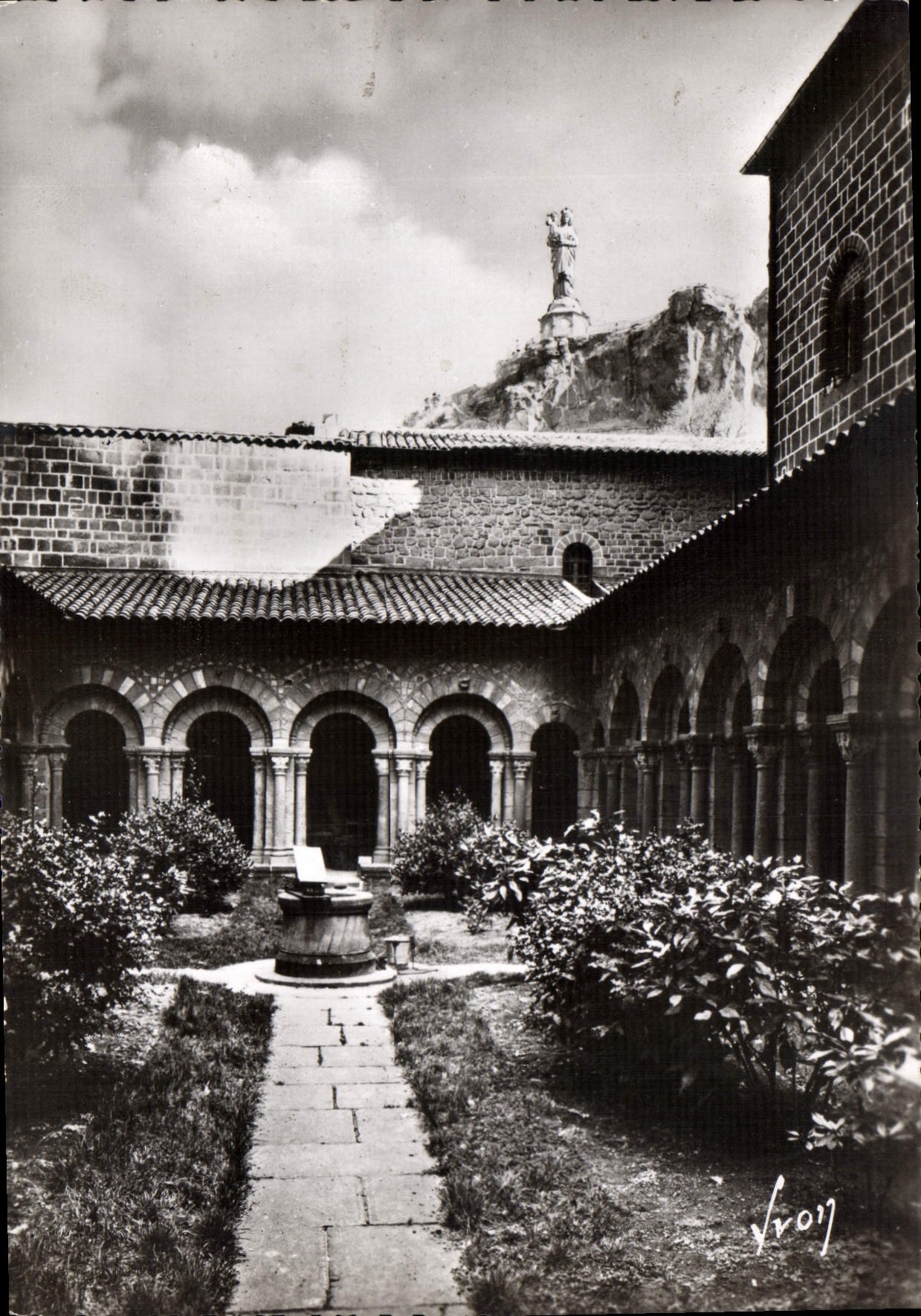 CPSM Le Puy Statue de Notre Dame de France Cour et Galerie du Cloitre