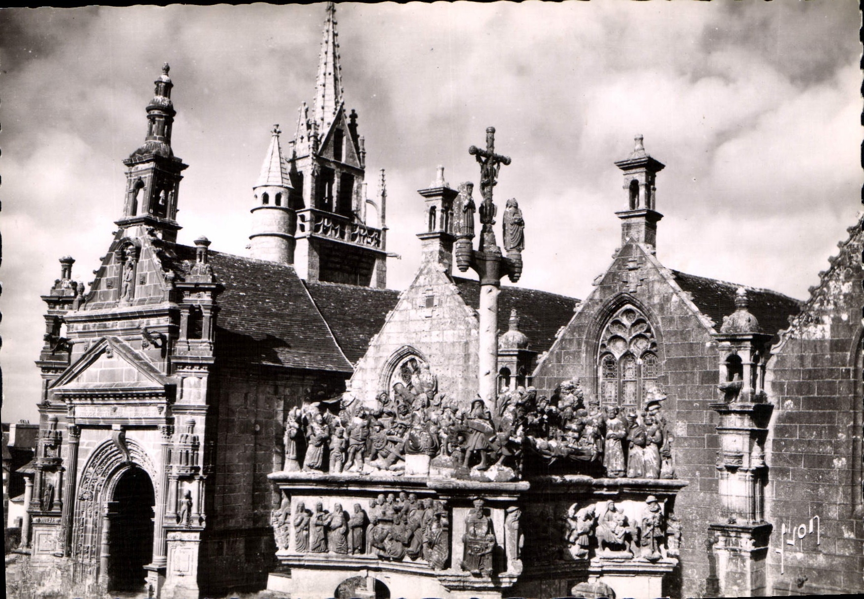 CPSM Guimiliau Le Calvaire et l'Eglise 