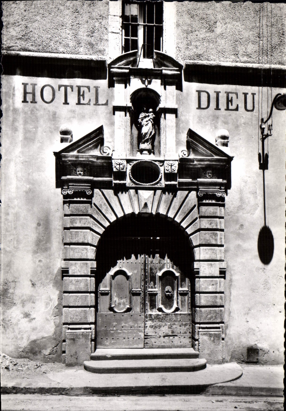 CPSM Pezenas La Porte De I'Hotel Dieu