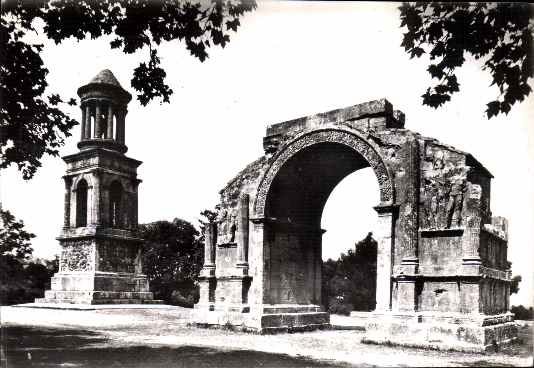 CPSM Paysages De Provence Les Antiques Saint Remy L'Arc De Triomphe Et Le Mausolee