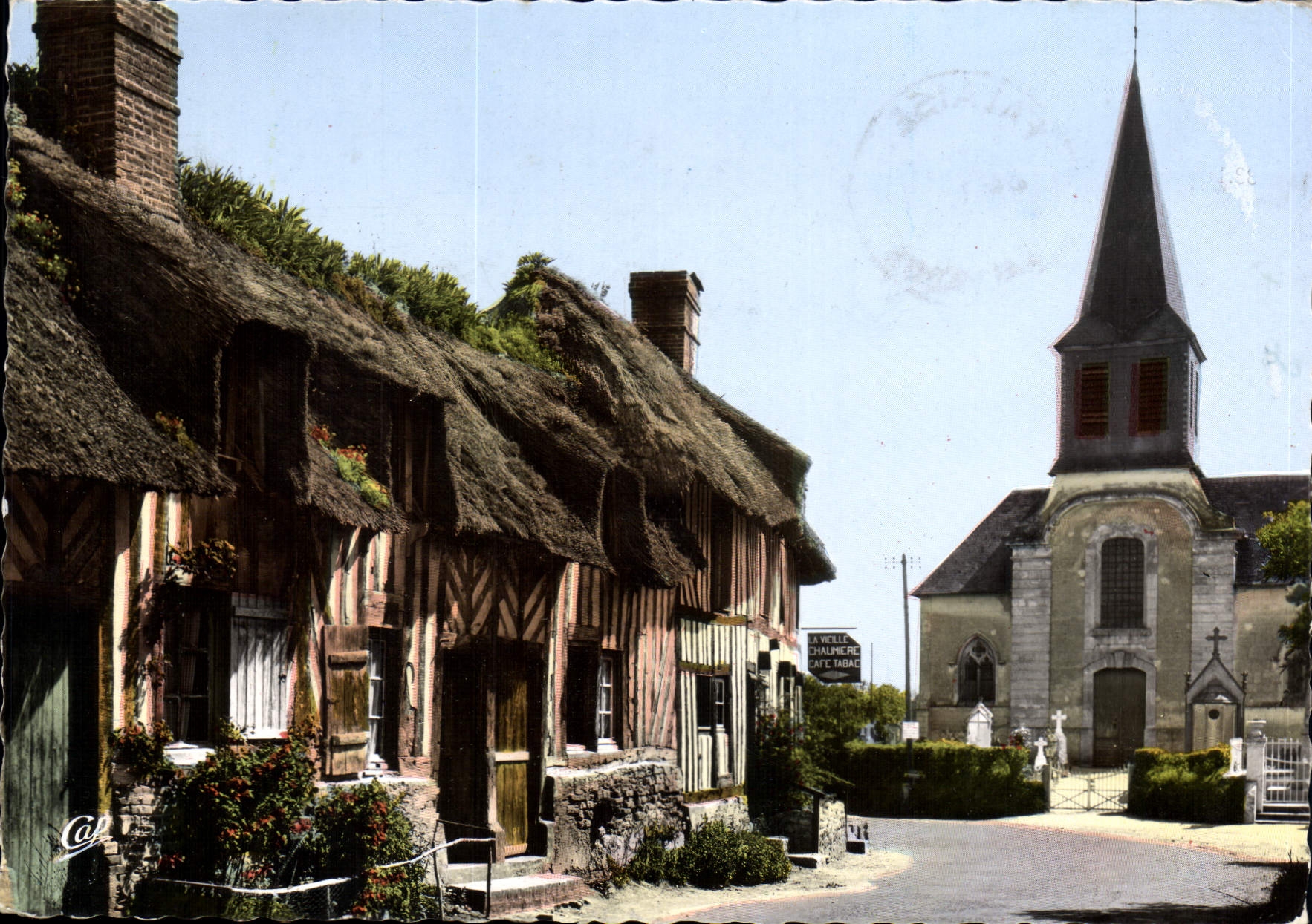 CPSM La Luxuriante Normandie Maison Normande au Toit de Chaume