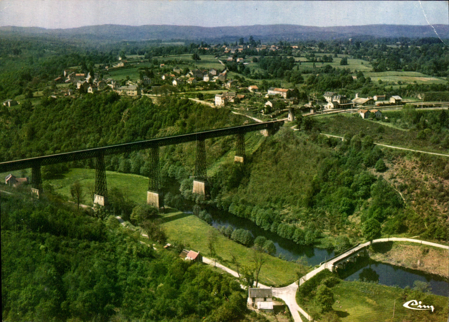 CPSM Busseau sur Creuse Creuse Vue generale aerienne et viaduc