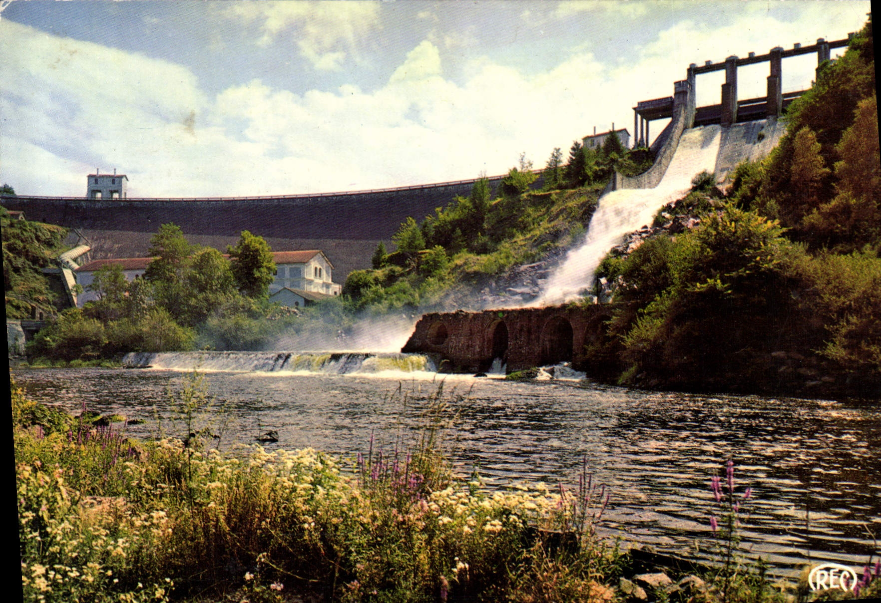 CPSM Le Barrage d'Eguzon Indre L'Usine electrique Le deversoir