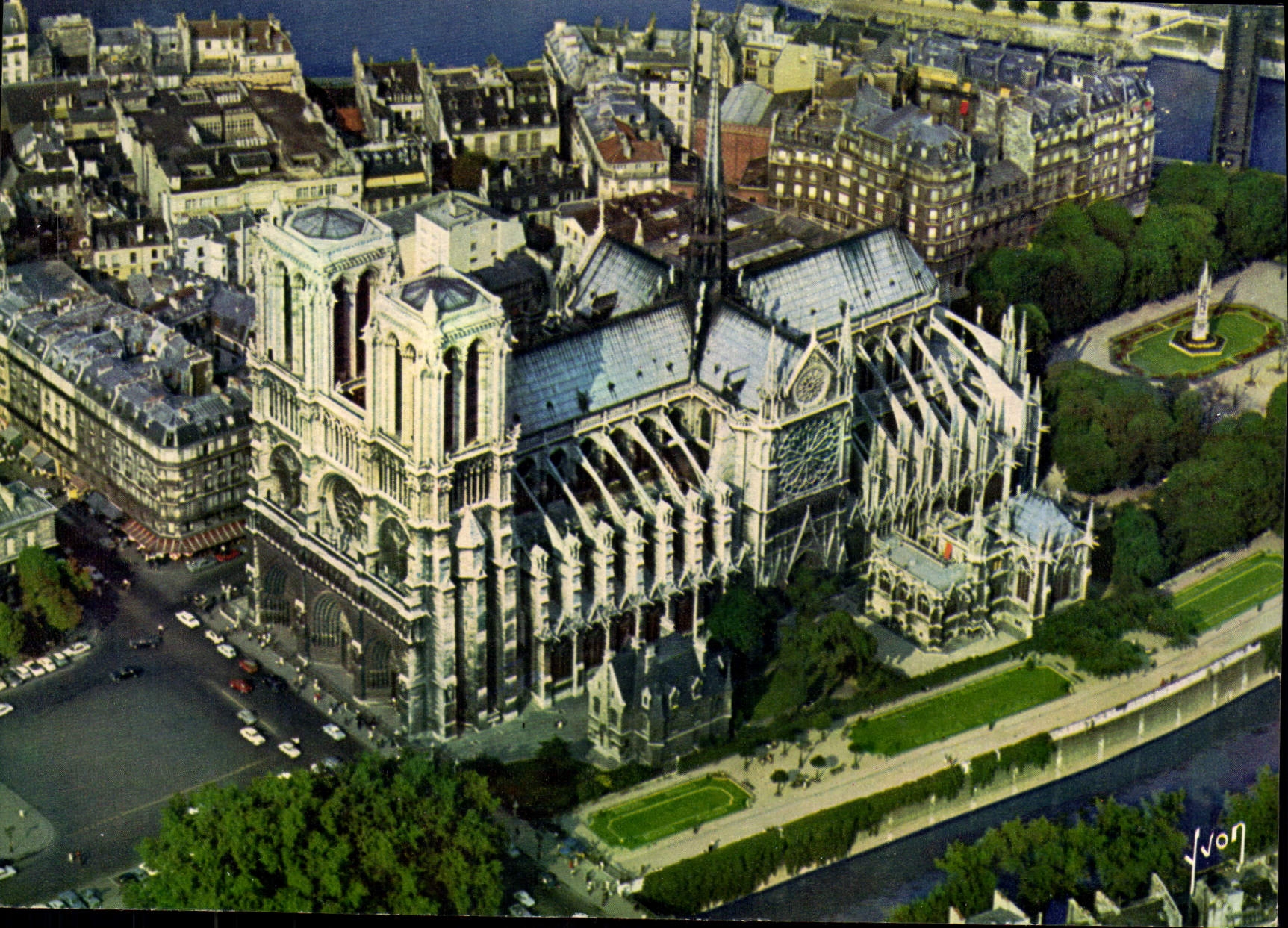 CPSM En survolant Paris Notre Dame et le Jardin de l'Archeveche 