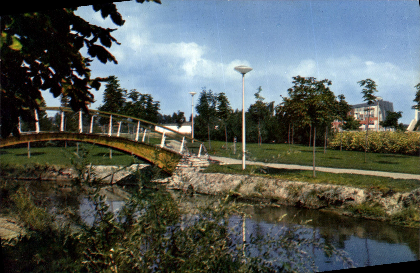 CPSM Vichi Allier Le Parc et la Riviere artificielle du Centre Omnisports 