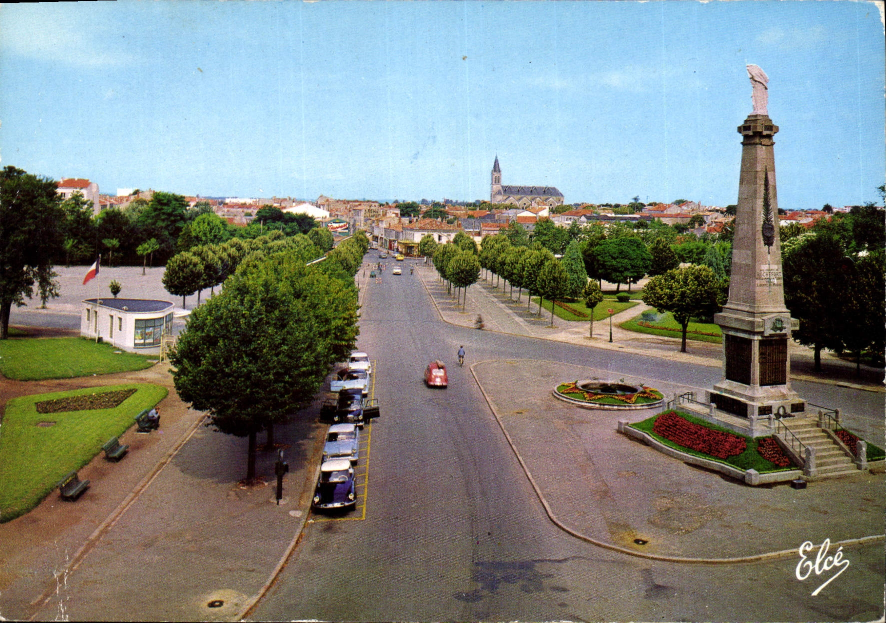 CPSM Rochefort Char Marie Le Monument aux Morts et Place