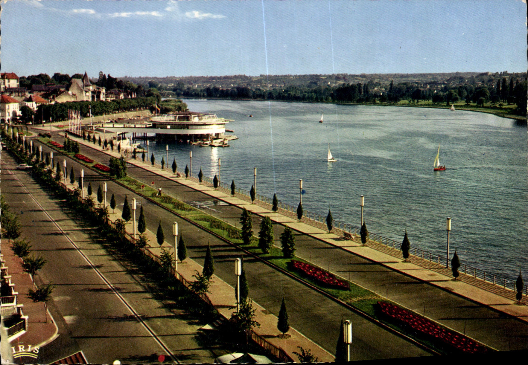 CPSM Vichy Allier Boulevard de Lattre de Tassigny Lac d'Allier et la rotonde du Yacht Club 