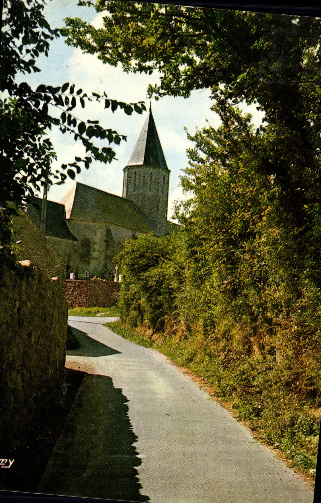 CPSM La Normandie Pittoresque Le village de l'eglise la couture boussey
