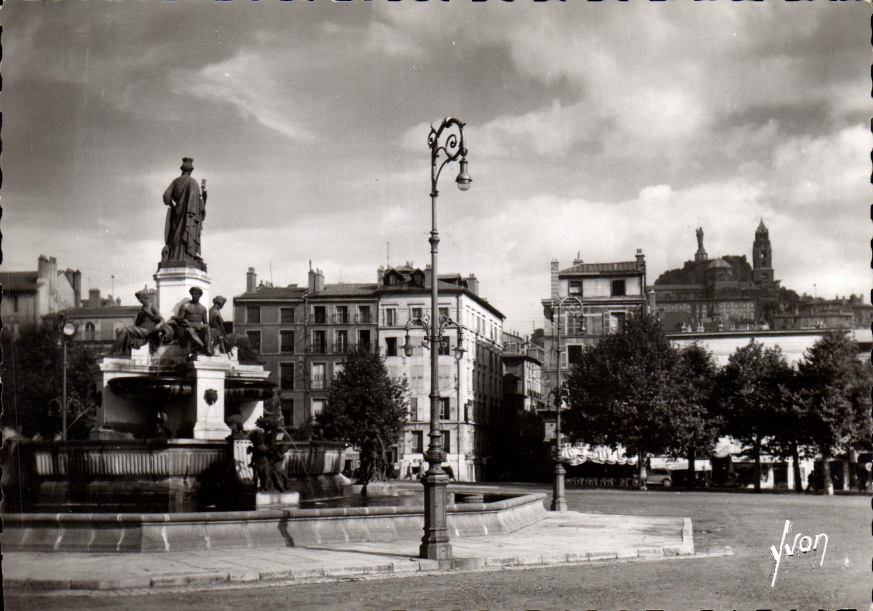 CPSM Le Puy Haute Loire Place du Breuil fontaine crozatier 