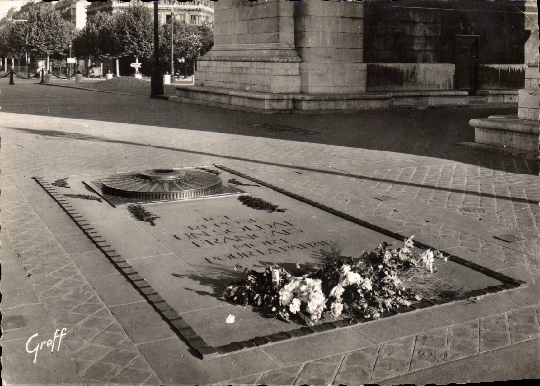 CPSM Paris Sous l'Arc de Triomphe de l'Etoile le tombeau du Soldat inconnu