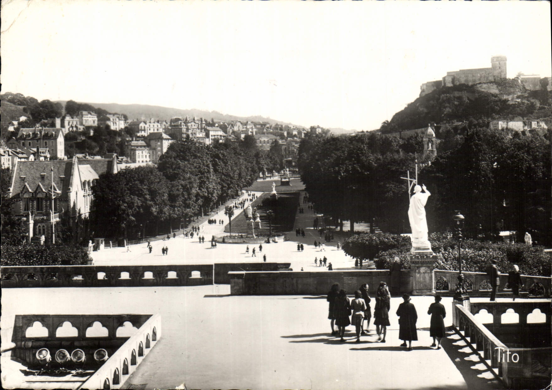 CPSM Lourdes l'Esplanade Vue sur le Chateau Port 
