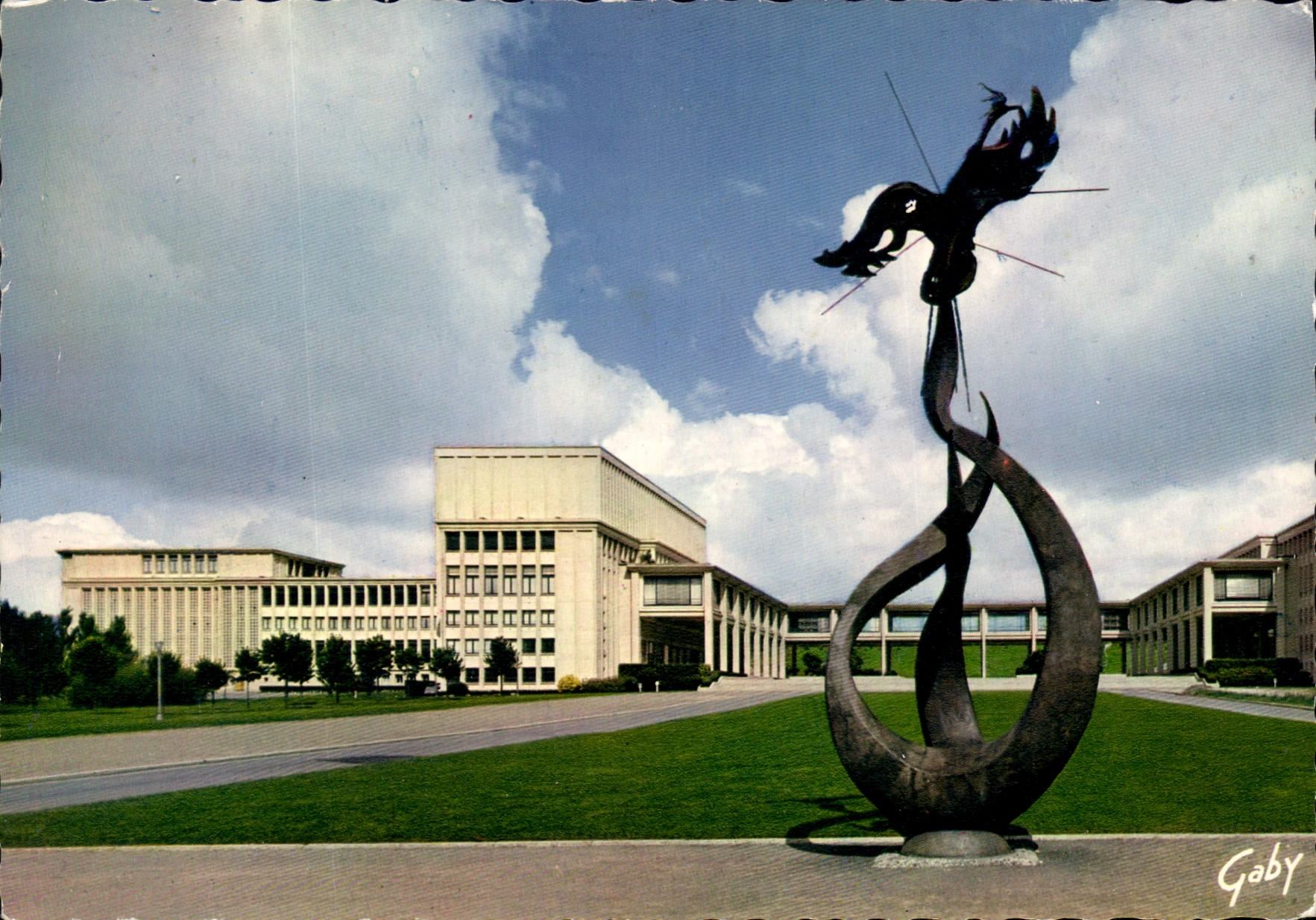 CPSM Caen Calvados l'Universite architectes MM bernard et Hur Paris et la statue le Phenix Sculpteur