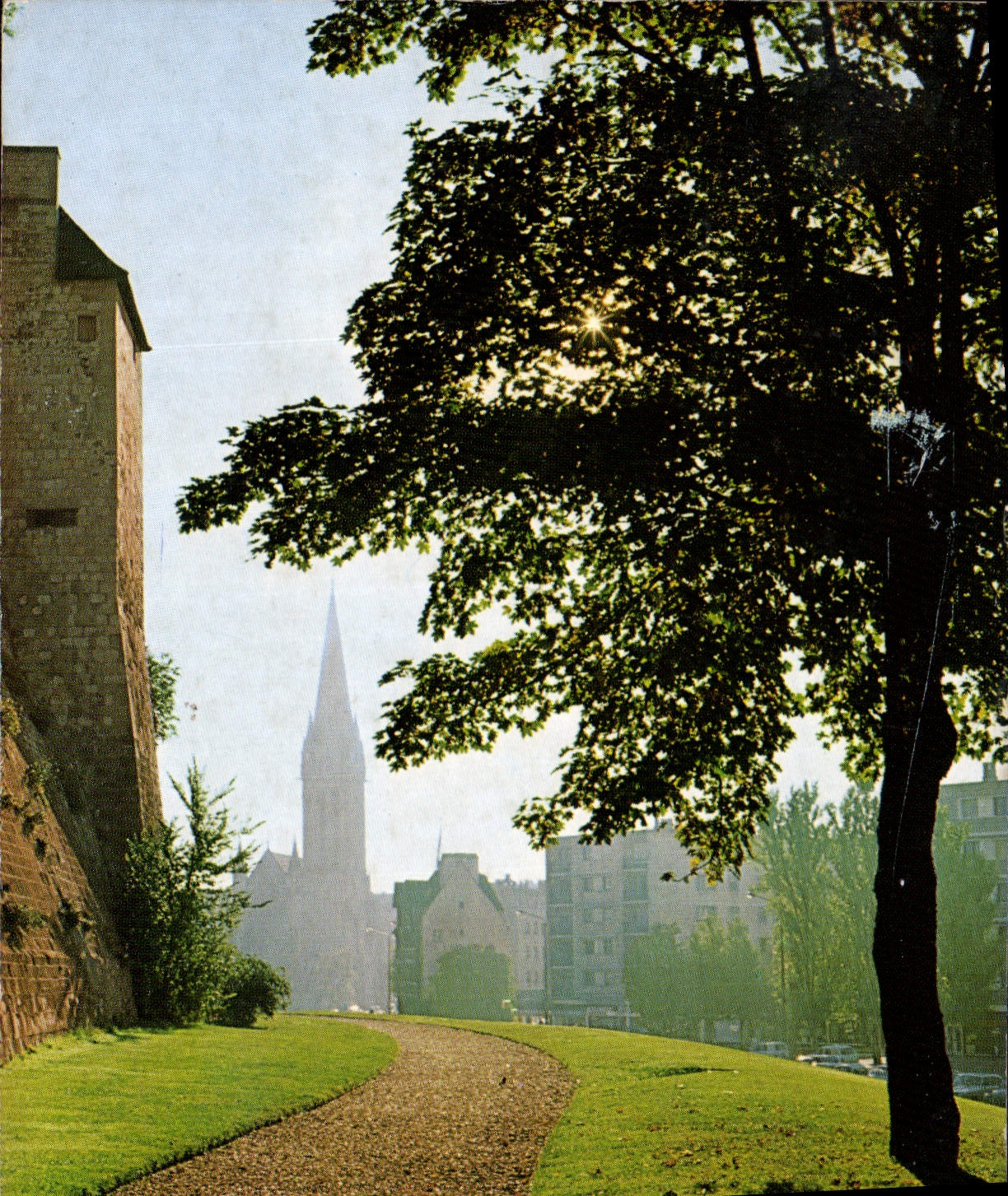 CPSM Caen Calvados les remparts du chateau au second plan l'eglise Saint Pierre et la maison des Qua