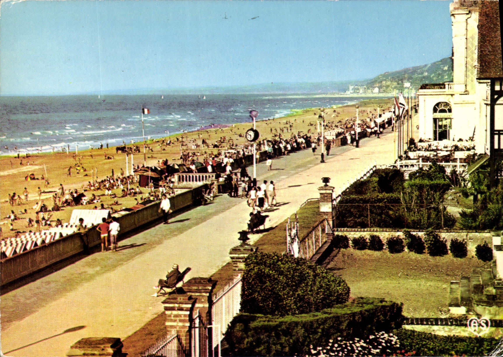 CPSM La Cote Fleurie Cabourg Calvados la digue et vue generale de la plage 