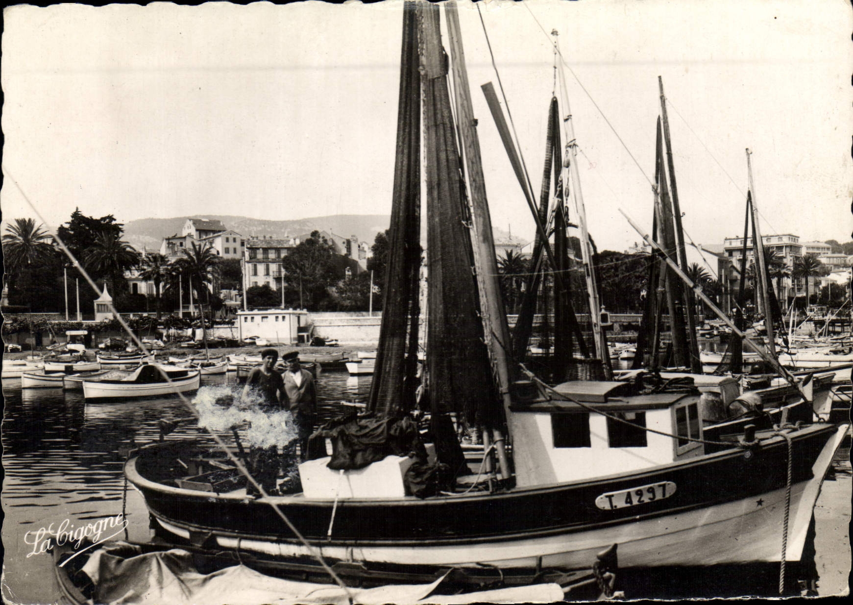 CPSM Toulon un coin du port au Mourillon 