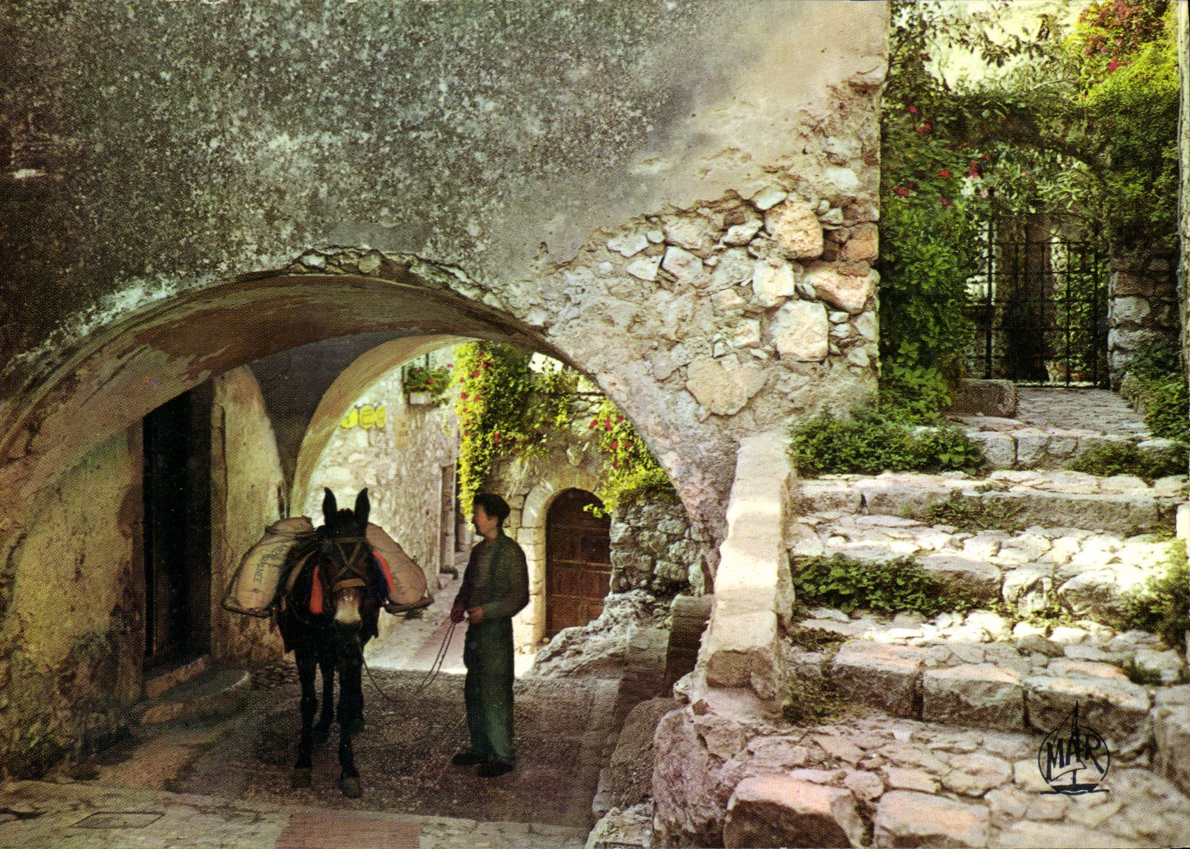 CPSM La Cote d'Azur Eze Village la Voute et l'ancienne Chapelle des Penitents Blancs 