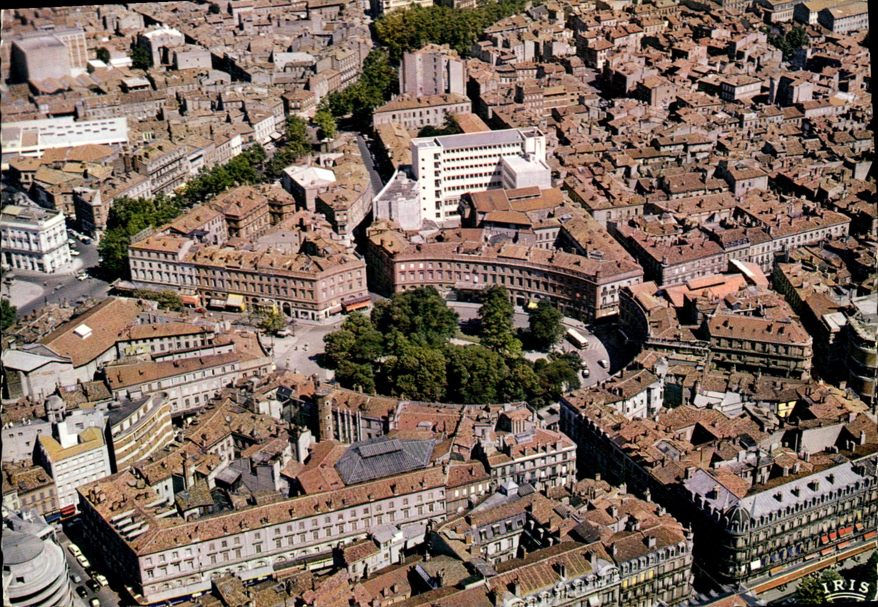 CPSM Toulouse ville d'Art cite des Violettes la place Wilson 