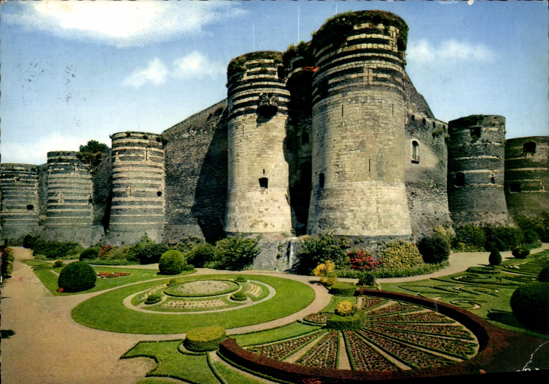 CPSM Angers le chateau et les jardins 