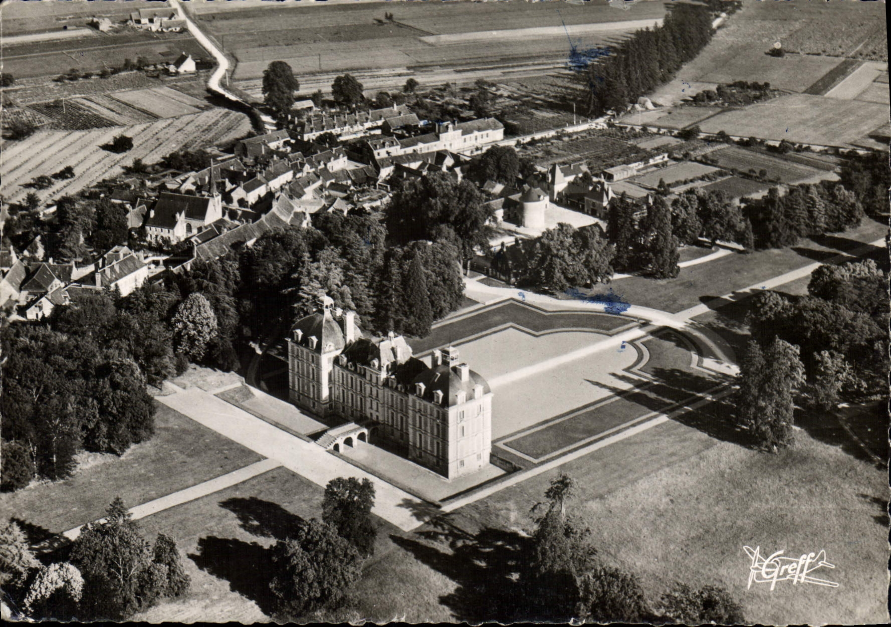 CPSM Touraine les chateaux de la Loire Cheverny Loir et Cher Vue aerienne le chateau Facade Nord 