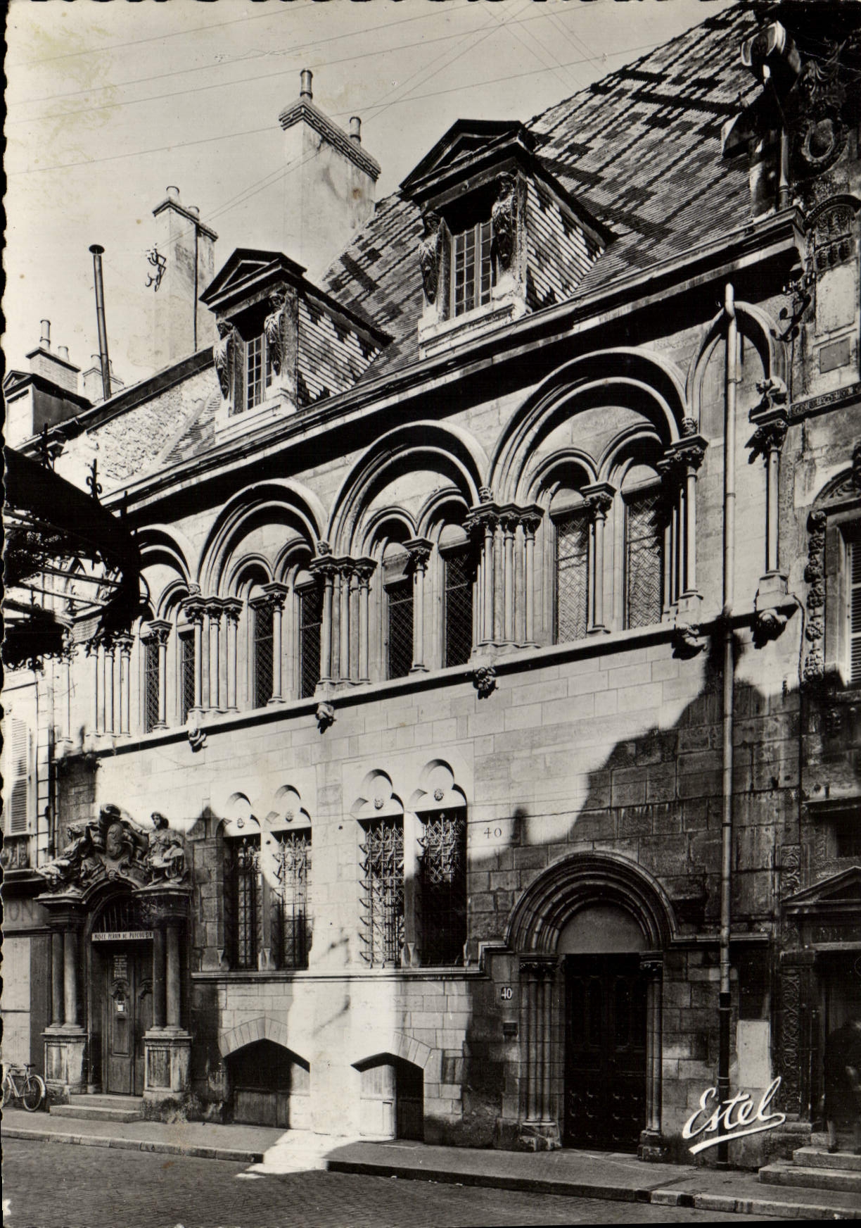 CPSM Dijon le Presidial situee rue des Forges cette jolie maison du XIV siecle est occupee par le Mu
