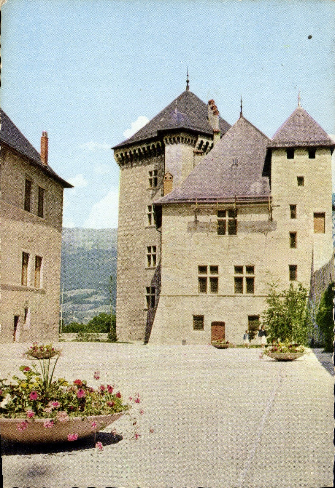 CPSM Annecy cour interieur du chateau des Ducs de Nemours 