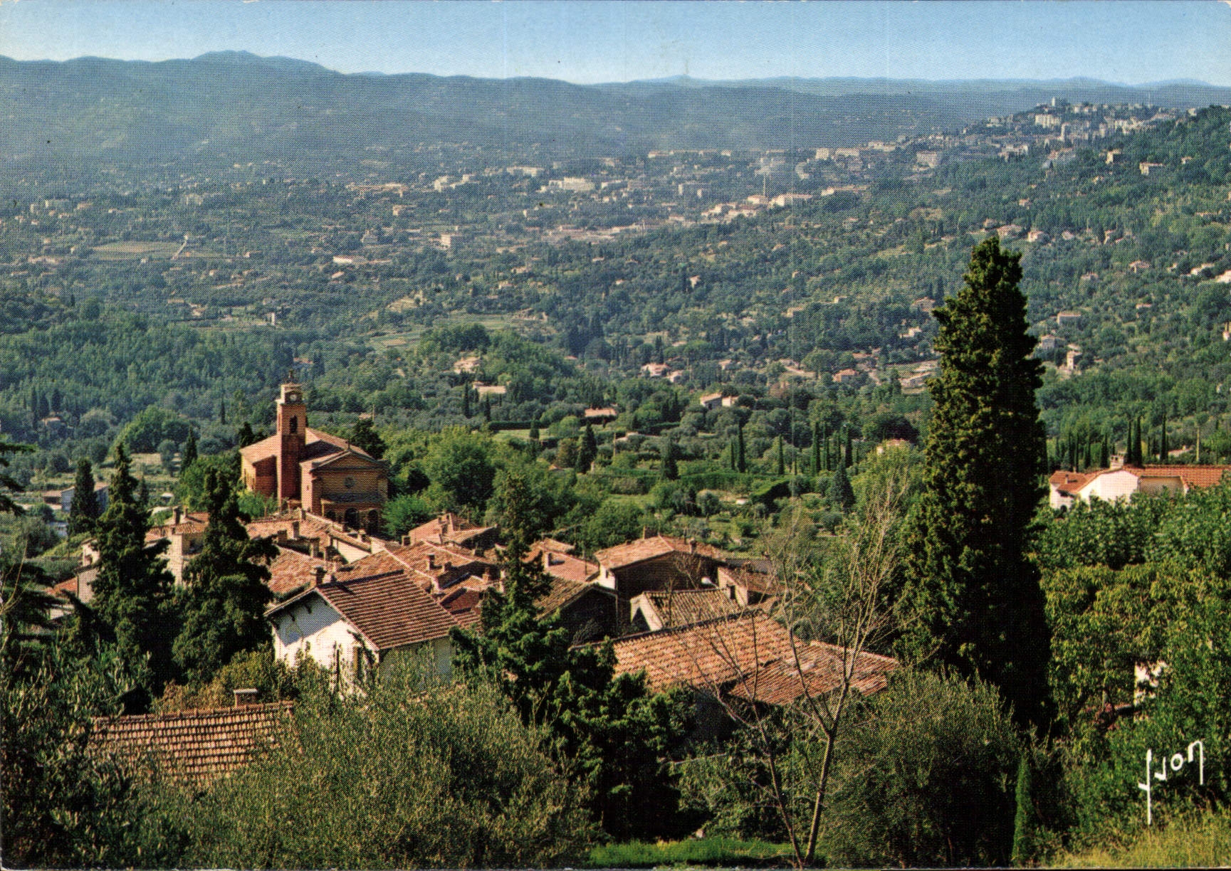 CPSM La Cote d'Azur Magagnosc A M le Vieux village et au fond la ville de Grasse 