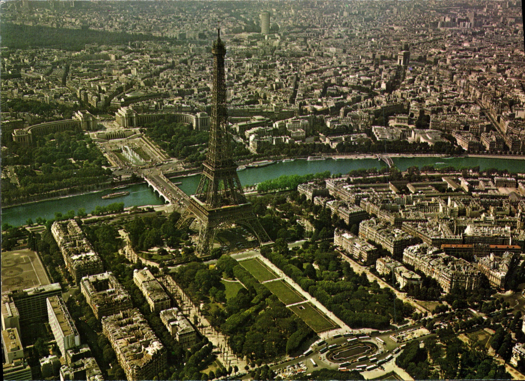 CPSM En survolant Paris la Tour Eiffel et la Seine