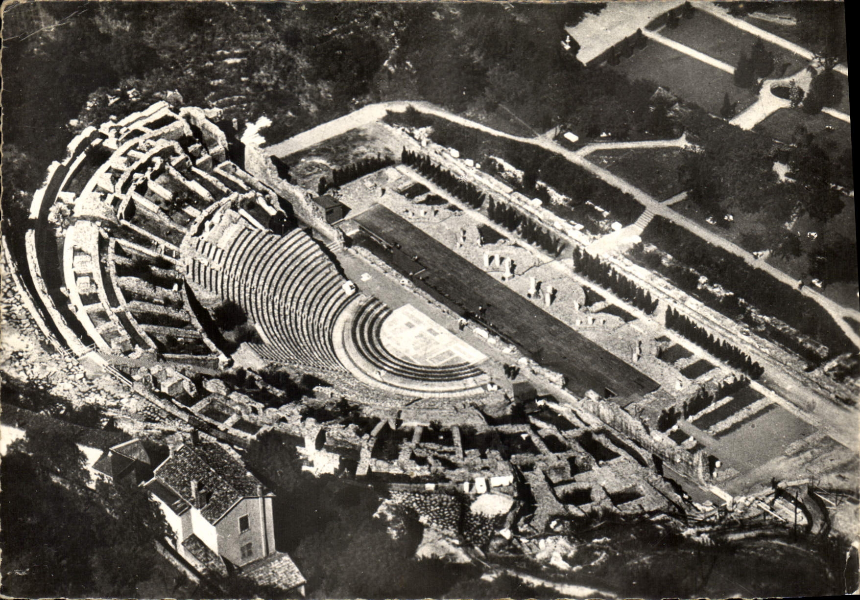 CPSM Lyon vue aerienne sur le Theatre Romain de Fourviere