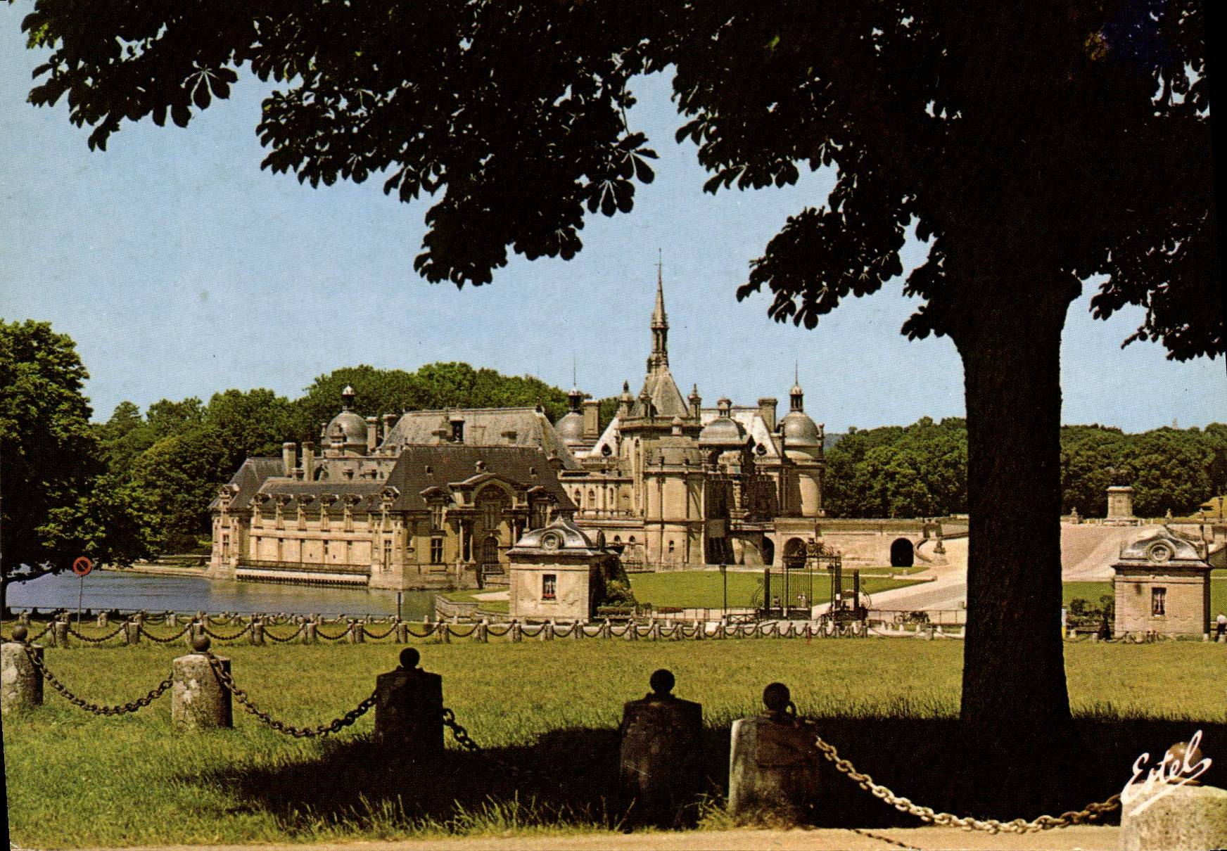 CPSM Le Valois Chantilly Oise le petit chateau construit pour le connetable de Montmorency vers 1560