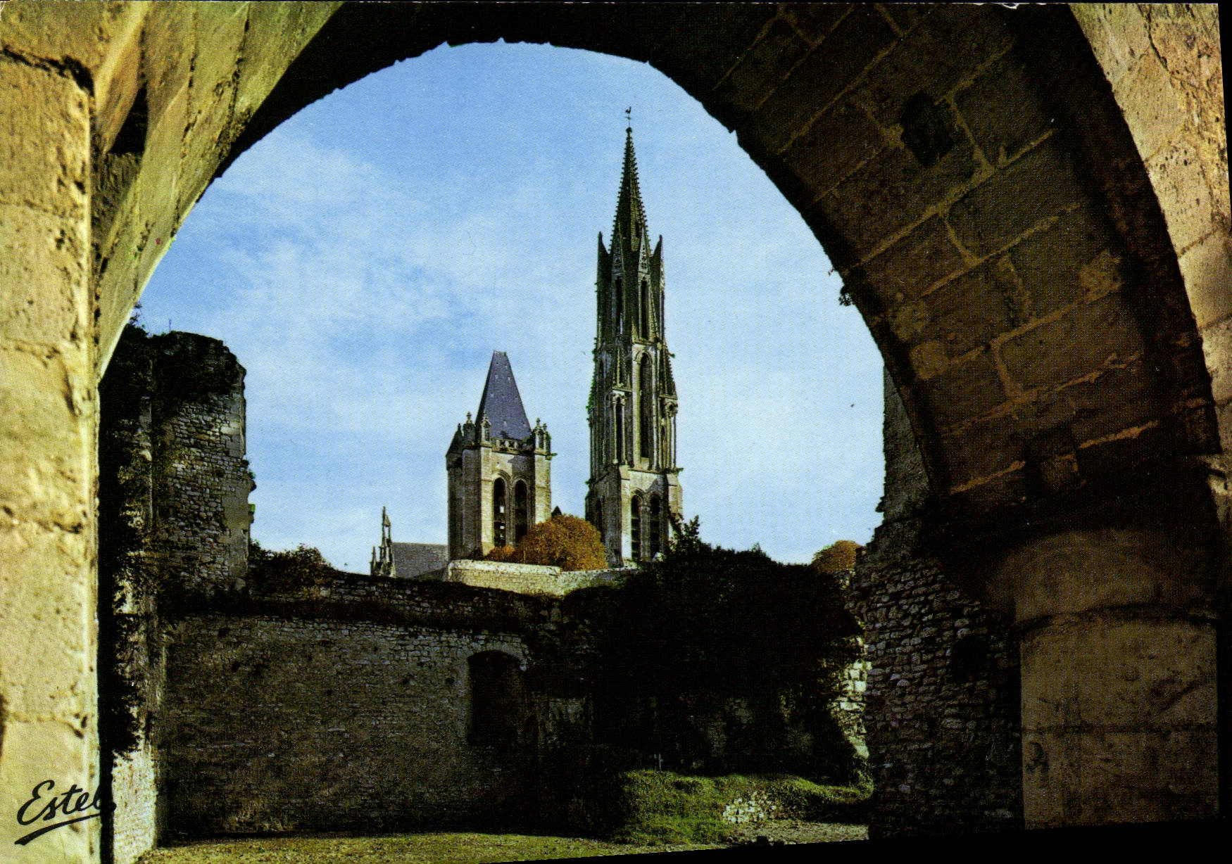 CPSM Senlis Oise les tours de la cathedrale la fleche de la tour droite date du XIII Sicele