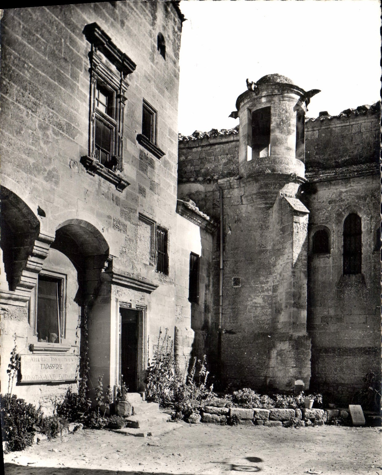 CPSM Les Baux de Provence B du Rh l'entree de l'hotel des Porcelets la Lanterne des Morts et chapell