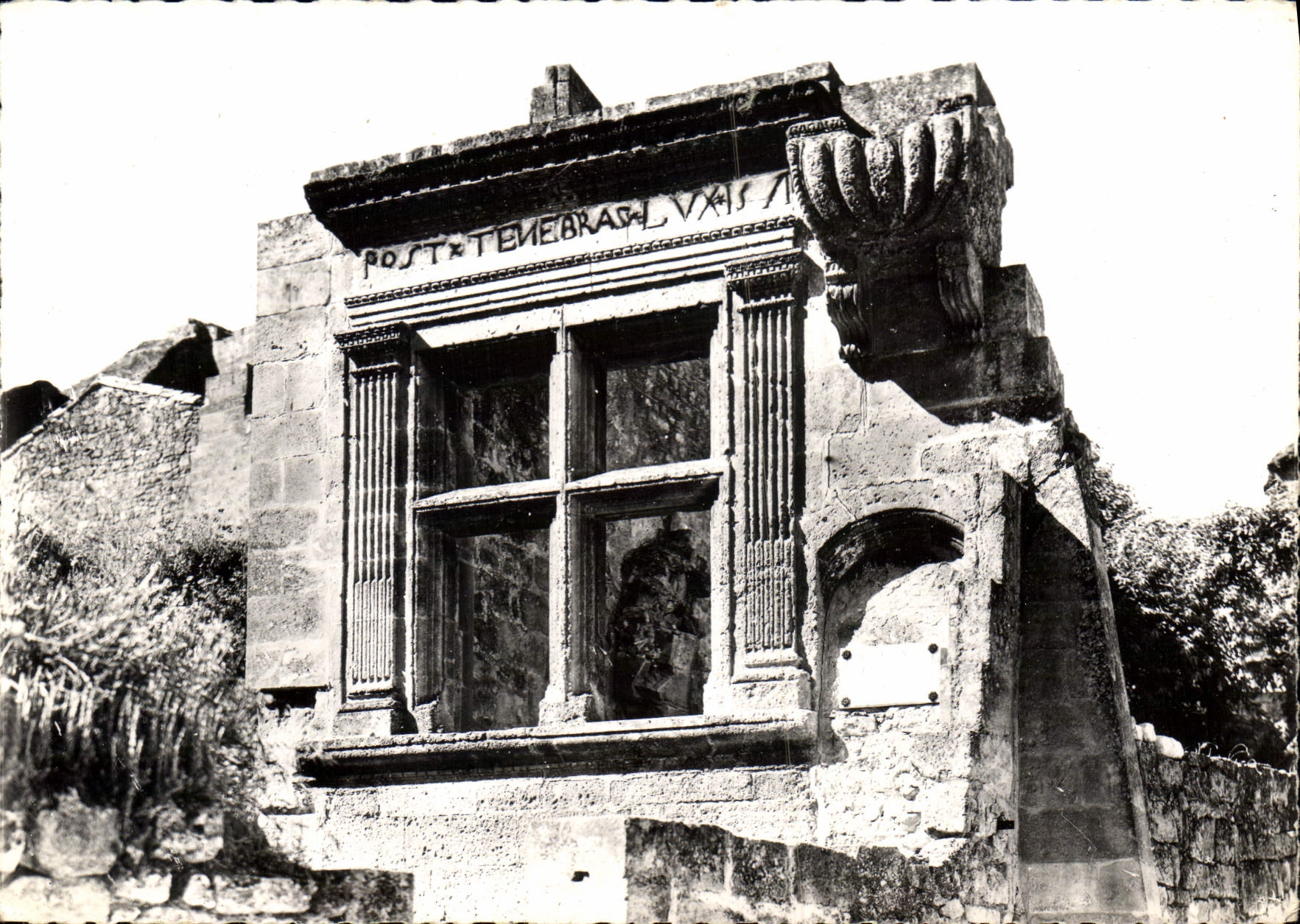 CPSM Les Baux de Provence B du R Epoque Renaissance reste du temple protestant devise Apres les tene