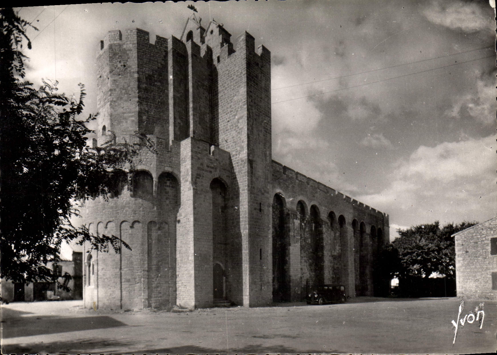 CPSM Les Saintes Maries de la Mer B du R l'eglise fortifiee XII S 