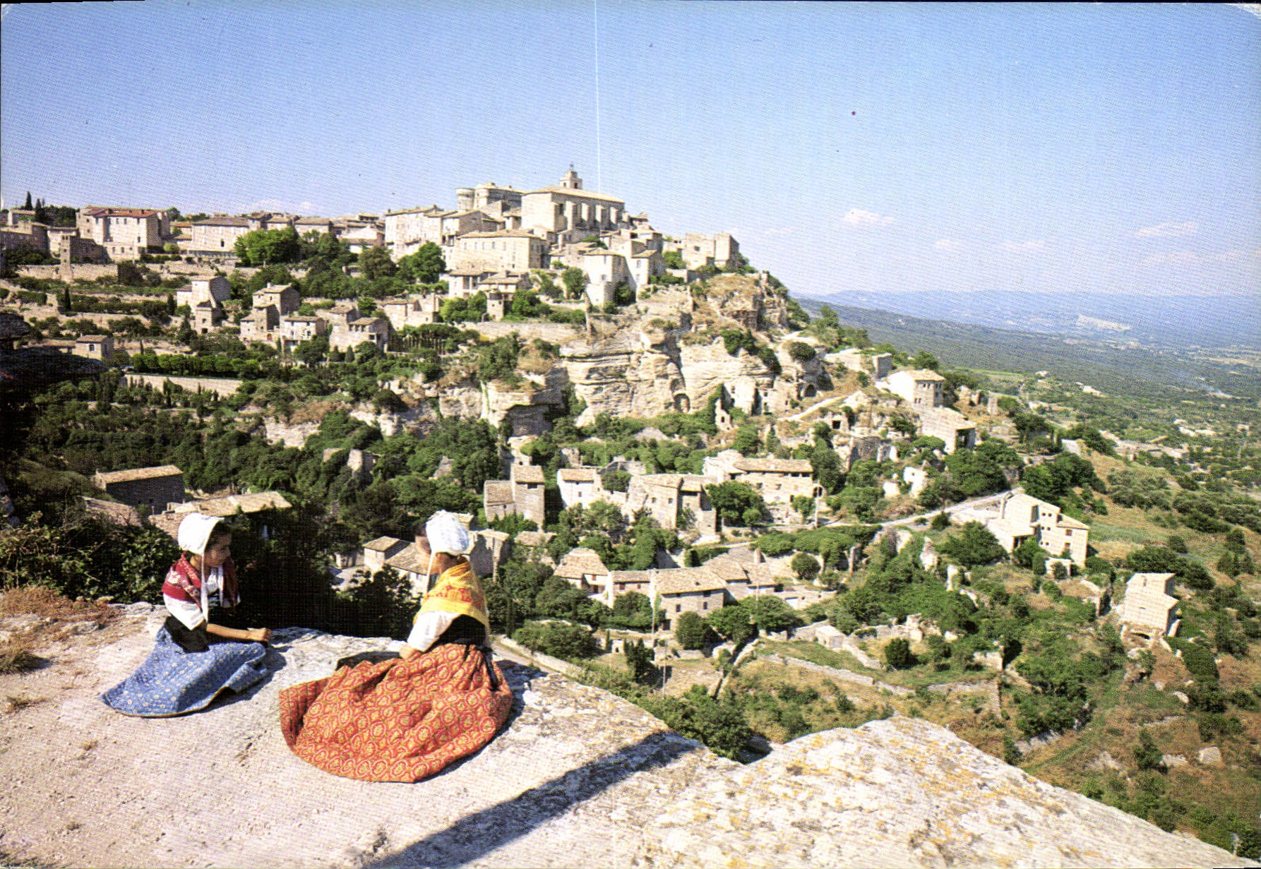CPSM Les Belles images de Provence jeunes Provencales admirant le charmant village de Gordes 